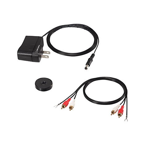 Zubehör für einen Plattenspieler, bestehend aus Netzteil, Cinch-Kabel, schwarzer Puck, weißem und rotem Kabel. Auf weißem Hintergrund.