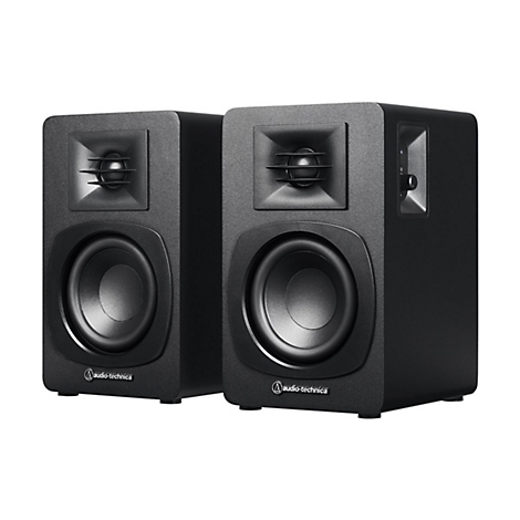 Zwei schwarze Studiomonitore stehen nebeneinander. Sichtbar sind Tieftöner, Hochtöner und die Logos von Audio-Technica.
