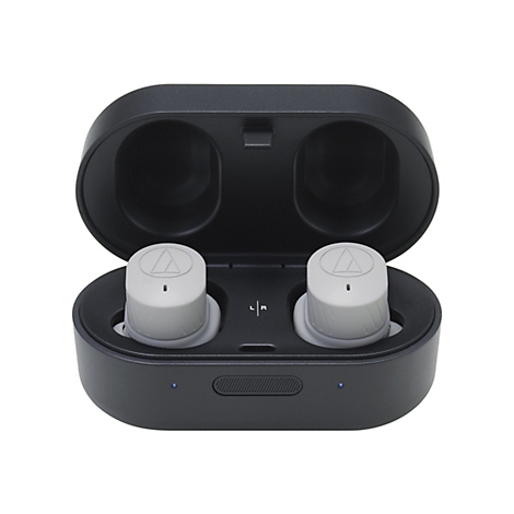 Geöffnetes schwarzes Ladeetui mit zwei hellgrauen kabellosen Ohrhörern mit Audio-Technica-Logo.