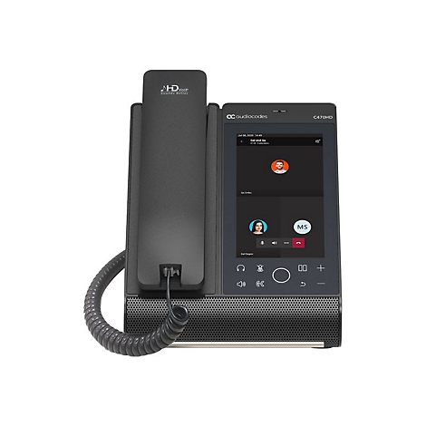 Schwarzes Audiocodes-VoIP-Telefon mit Bildschirm. Es zeigt eine Videokonferenz mit zwei Teilnehmern.