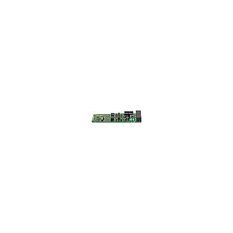Grüne Leiterplatte mit elektronischen Bauteilen wie Widerständen, Kondensatoren und Anschlüssen vor weißem Hintergrund.