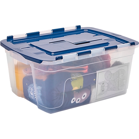 Transparente Kunststoffbox mit blauem Deckel, gefüllt mit Kleidung. Auf der Seite ein weißes Etikett.