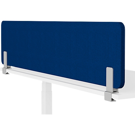 Blaue Bürotrennwand an weißem Schreibtisch befestigt. Die Halterungen sind silberfarben.