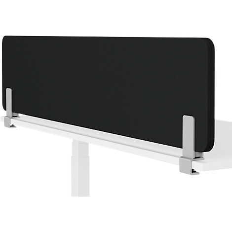 Schwarzes, rechteckiges Tisch-Sichtschutz, an einem weißen Tisch befestigt. Die Halterungen sind silberfarben.