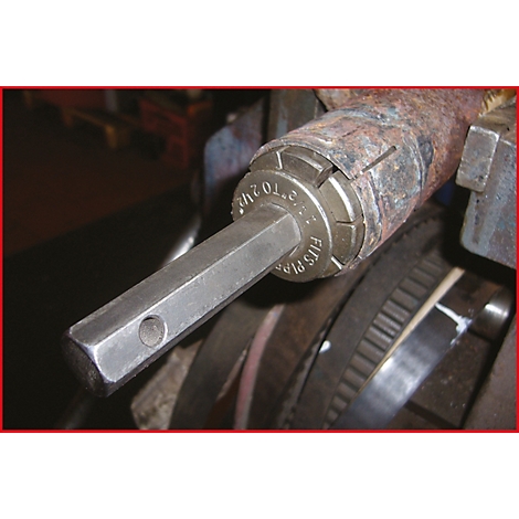 Nahaufnahme eines metallischen Werkzeugs mit sechseckigem Schaft. Rostiger, zylindrischer Teil verbunden. Schriftzug: "STO 2 1/2", "FITS PIPE".