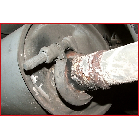 Auspuffanlage im Detail mit Rostansatz.