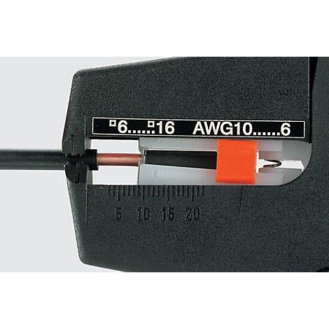 Close-up van een zwarte draadstripper met een kabel erin. Schalen en cijfers zijn zichtbaar op het gereedschap.