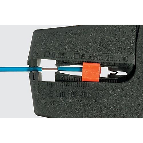 Close-up van een zwarte draadstripper die een blauwe en een bruine kabel stript. Oranje huls. Opschrift: 0.08...6 AWG 28...10.