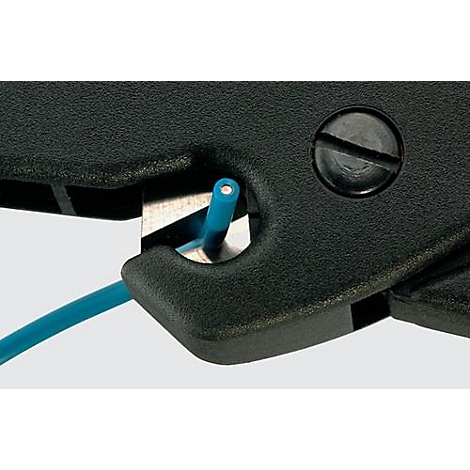 Close-up van een zwarte draadstripper die een blauwe kabel snijdt. Het kale koper van de kabel is zichtbaar.