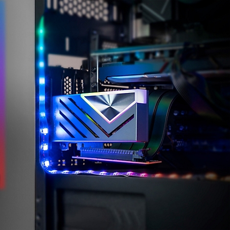 Gaming-PC-Innenraum mit einer beleuchteten M.2-SSD im Vordergrund und blauem LED-Lichtstreifen an der Gehäuseseite.