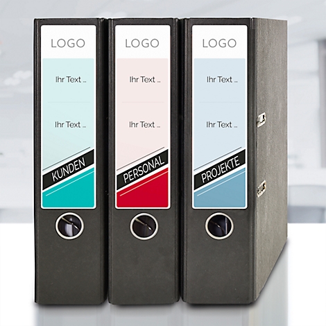 Drie ringmappen met labels voor logo en tekst, met labels: Klanten, Personeel, Projecten.