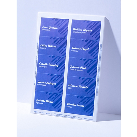 Une feuille de 50 badges nominatifs imprimés en bleu avec un motif de rayures diagonales.