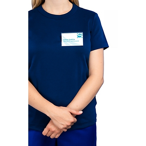 Persoon draagt een naamplaatje op een donkerblauw T-shirt met de tekst: Herbruikbaar voor meerdere evenementen.