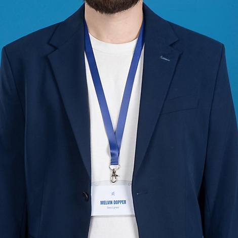 Un homme en veste bleu marine porte un cordon bleu avec badge nominatif. Texte : Idéal pour badges nominatifs.