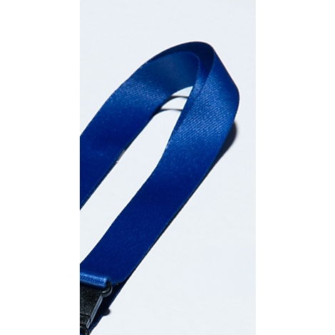 Blaues Lanyard mit einem Symbol einer Plastikflasche und dem Text: Nachhaltig, aus recycelten PET-Flaschen gefertigt.