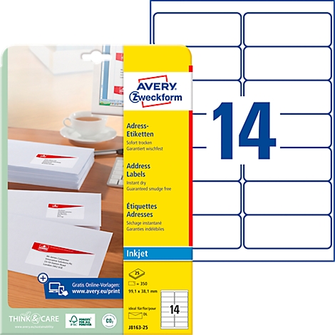 Produktverpackung mit Adressetiketten, neben einem Bogen mit Etiketten und einer Schreibtischszene im Hintergrund.