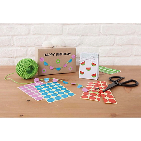 Geburtstagsdeko, Papiertüte mit Wassermelonen, Geschenkpapier mit Schriftzug Happy Birthday, grüne Schnur und Aufkleber.
