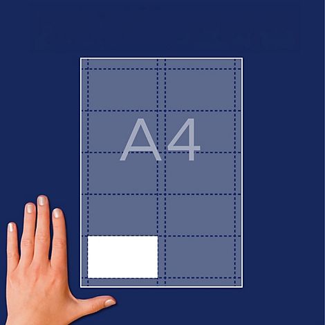 A4-Bogen mit vorgestanzten Visitenkarten (90x54 mm) und eine Hand zum Größenvergleich.