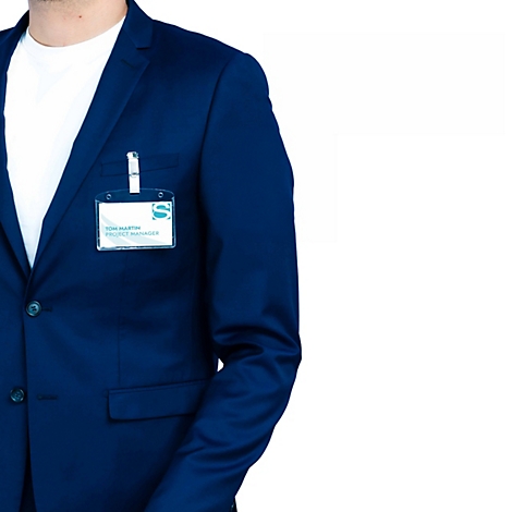 Blauwe blazer met naambordje. Tekst: Herbruikbaar voor meerdere evenementen.