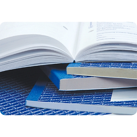 Een open boek ligt op een stapel blauwe boeken met de opdruk 'Zweckform'.