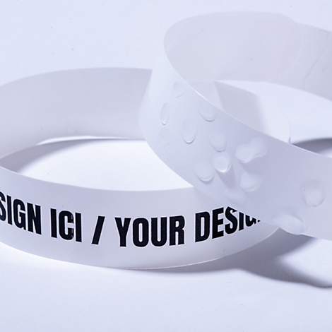 Witte polsband met de tekst 'DESIGN ICI / YOUR DESIGN' en waterdruppels die de waterbestendigheid illustreren.