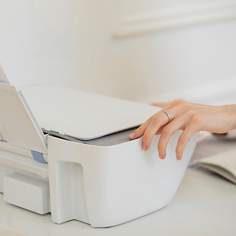 Hand bedient een witte laserprinter; tekst: printercompatibiliteit voor laserprinters.
