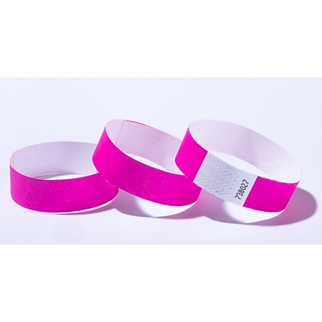 Drie roze papieren polsbandjes, waarvan één met het geprinte nummer 738027, tegen een witte achtergrond.