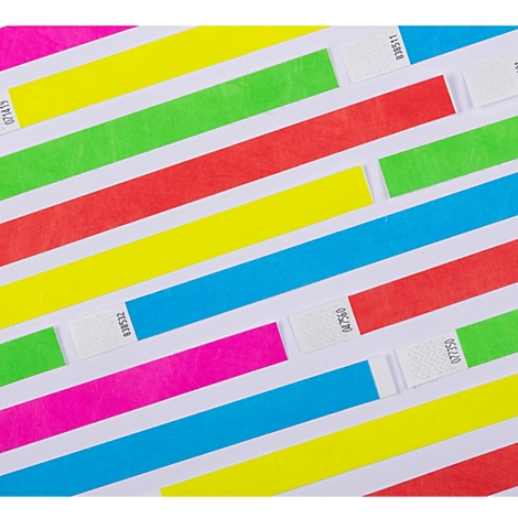 Mehrere bunte Tyvek-Einlassbänder in Blau, Rot, Gelb, Grün und Pink mit Nummernaufdruck.