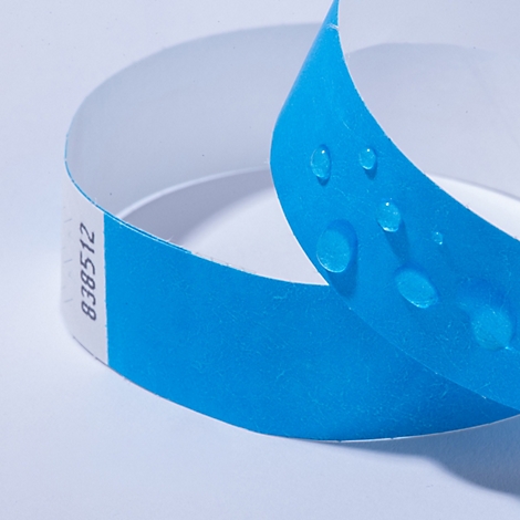 Een blauwe polsband met waterdruppels en de tekst Wasserfest.