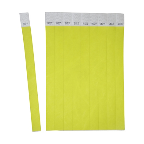 Plusieurs bracelets d'identification en papier jaune fluo, un séparé, tous avec des numéros consécutifs imprimés.