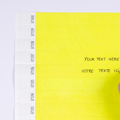 Vel met gele polsbandjes met doorlopende nummering en ruimte voor aangepaste tekst.