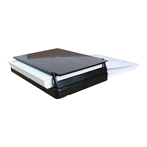 Ein schwarzer Flachbettscanner mit offenem Deckel, der auf einem weißen Hintergrund positioniert ist. Auf dem Scanner liegen mehrere Papierstapel.