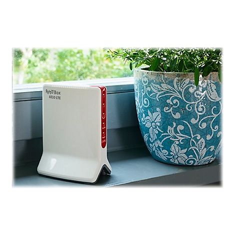 WeiÃŸer Router mit roter Seite und Beschriftung. Neben einem blauen Blumentopf mit weiÃŸen Verzierungen.