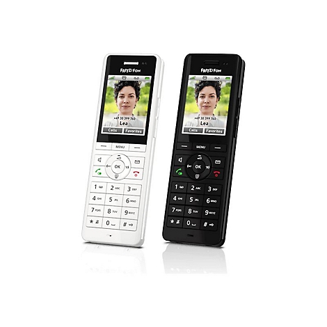 Zwei Fritz!Fon Telefone in Schwarz und Weiß mit Displayanzeige vor weißem Hintergrund.