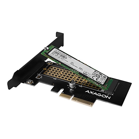 Schwarze Axagon PCIe-Adapterkarte mit montierter M.2 SSD vor weißem Hintergrund.