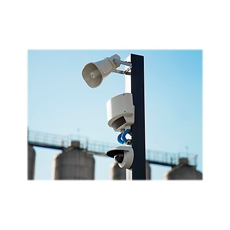 Kamera- und Lautsprecheranlage an einem Masten vor blauem Himmel.