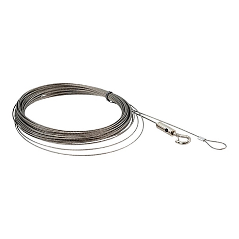 Metallseil, aufgerollt und mit Haken und Öse. Vor weißem Hintergrund. Nahaufnahme.