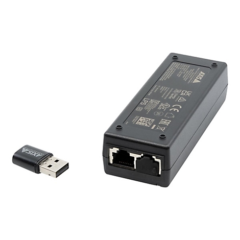 Ein schwarzer Netzadapter und ein USB-Stick mit AXIS-Logo vor weißem Hintergrund.