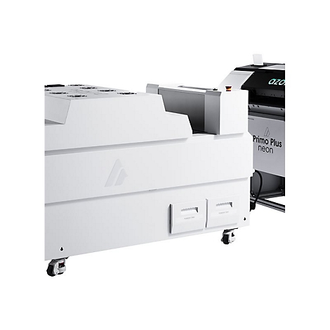 Weiße industrielle Druckmaschine mit Pulverschubladen auf Rollen, im Hintergrund ein Primo Plus neon Drucker.