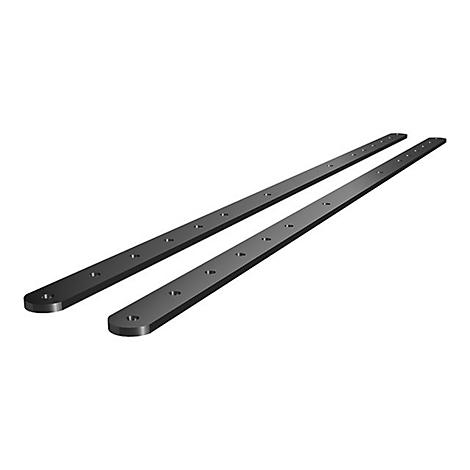 Zwei schwarze, flache Metallschienen mit mehreren gleichmäßig verteilten Bohrungen vor weißem Hintergrund.