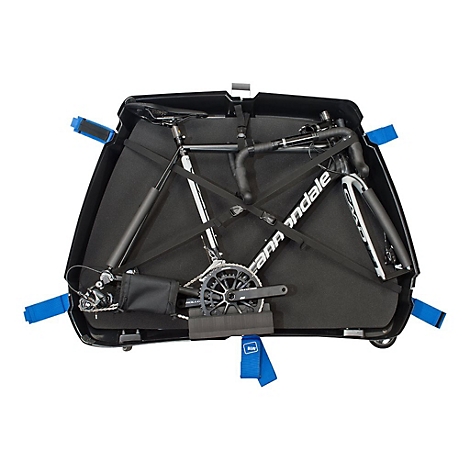 Ein Rennrad sicher verpackt in einem schwarzen Hartschalen-Fahrradkoffer mit blauen Befestigungsgurten.