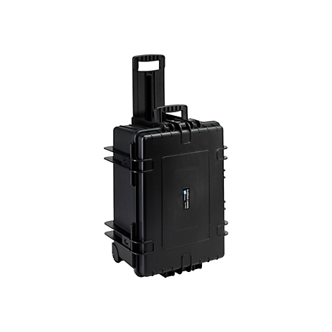 Schwarzer Outdoor-Hartschalenkoffer mit ausziehbarem Trolley-Griff vor weißem Hintergrund.