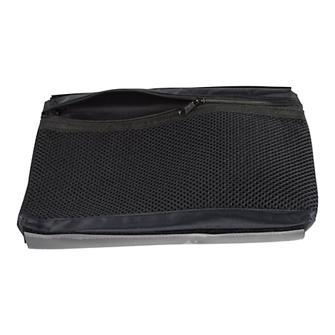 Schwarze Netztasche mit Reißverschluss vor neutralem Hintergrund.