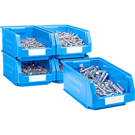 Bacs en plastique bleus remplis de vis et de boulons. Plusieurs bacs sont empilés ou côte à côte.
