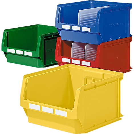 Diverses boîtes en plastique de couleurs, bleu, rouge, vert et jaune. Des étiquettes vides sont apposées sur les boîtes.