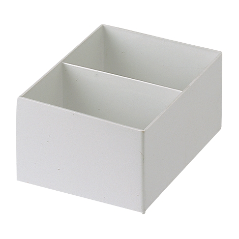 Un porte-stylo rectangulaire blanc avec deux compartiments. Il est légèrement incliné.