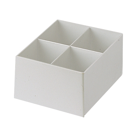 Un récipient rectangulaire blanc avec quatre compartiments. Les côtés sont légèrement inclinés.