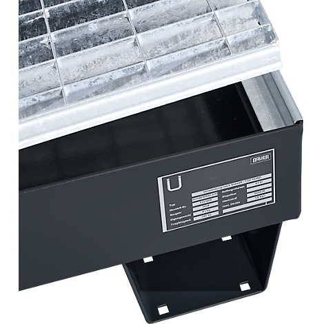Vue détaillée d'une grille métallique avec un bac de récupération en dessous. Une étiquette avec des données techniques se trouve sur le côté.