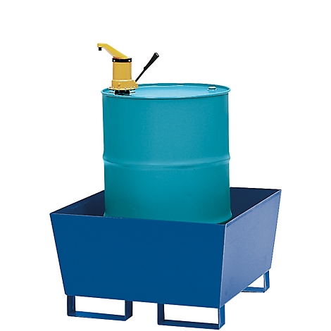 Bac de rétention bleu avec un fût bleu-vert et une pompe jaune. Sur fond blanc.