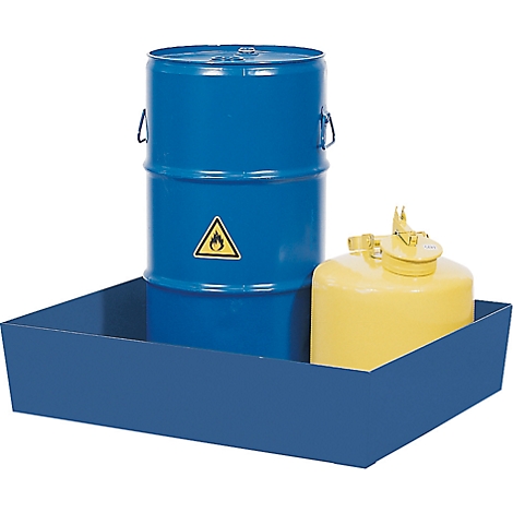 Bac de rétention bleu avec baril et bidon jaune. Baril avec symbole de danger.